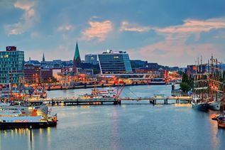 Hafenstadt bei Abend