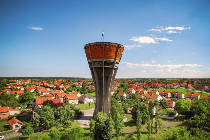 Ein Wasserturm in einer Stadt.