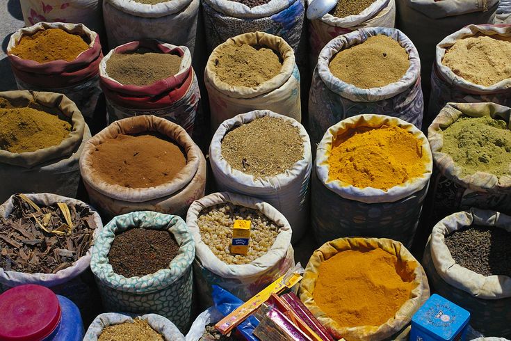 Bunte Gewürzsäcke voller duftender Kräuter, Samen und Pulver verwandeln den Markt in ein aromatisches Farbenmeer.