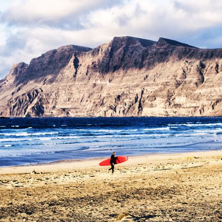 Surfer am Strand von Famara