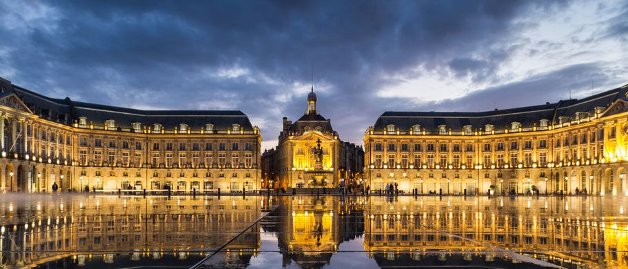 Palais de la Bourse spiegelt sich im Wasser des Miroir d’Eau 