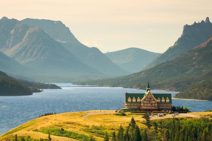 Eine Berglandschaft mit einem See und einem Fluss.