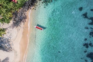 Blick aus Vogelperspektive auf traumhaften Strand und das Meer