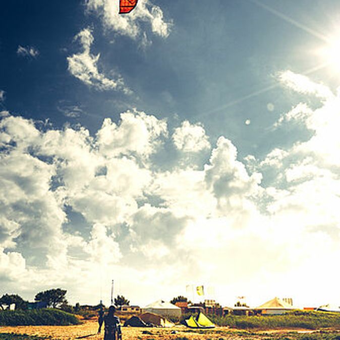 Kitesurfer am Strand