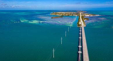 Luftaufnahme Key West Island, Florida: Autobahn und Brücken über dem blauen Meer.