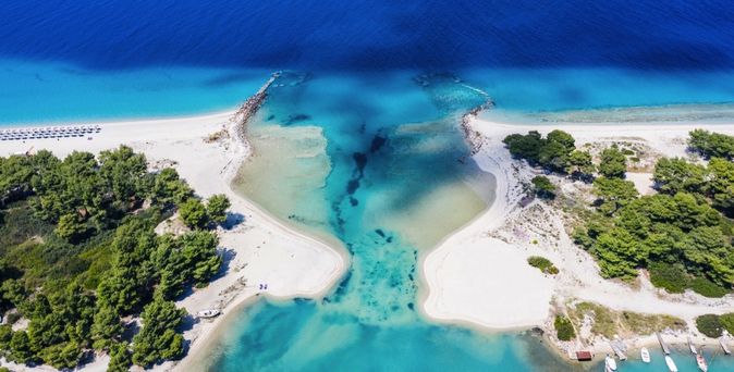 Eine Luftaufnahme einer Lagune mit türkisfarbenem Wasser.