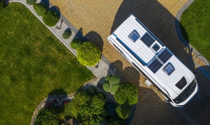 Moderner Camper mit Solarmodulen