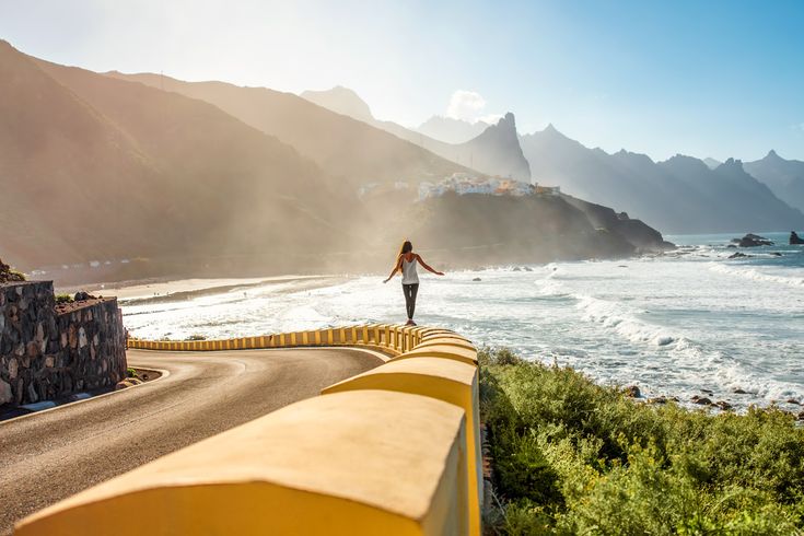 Frau läuft an der Promenade von Teneriffa entlang