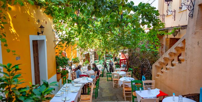 Seitenstraße Athens, kleine Tische mit weißer Tischdecke stehen draußen