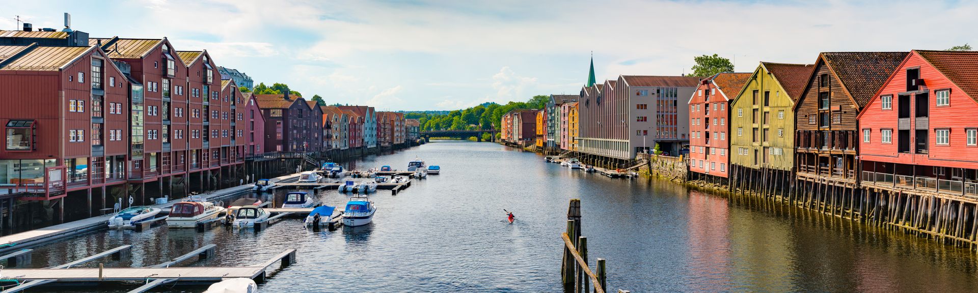 Panorama von Trondheim, Norwegen. Blick auf Innenstadt Teil mit historischen Baustil und Boote in Fluss. Beliebtes Touristenziel in Skandinavien