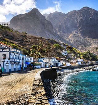 Promenade am Meer mit LAvagebirge im Hintergrund