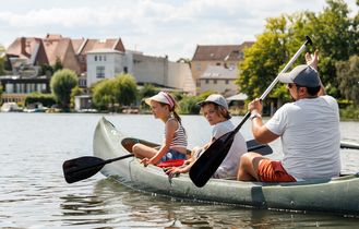 Familie Kanu fahren