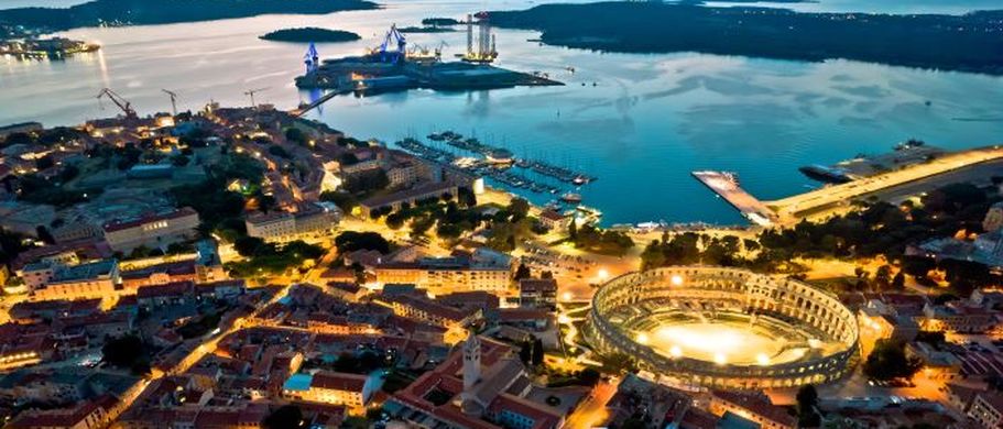 Pula Luftaufnahme bei Nacht