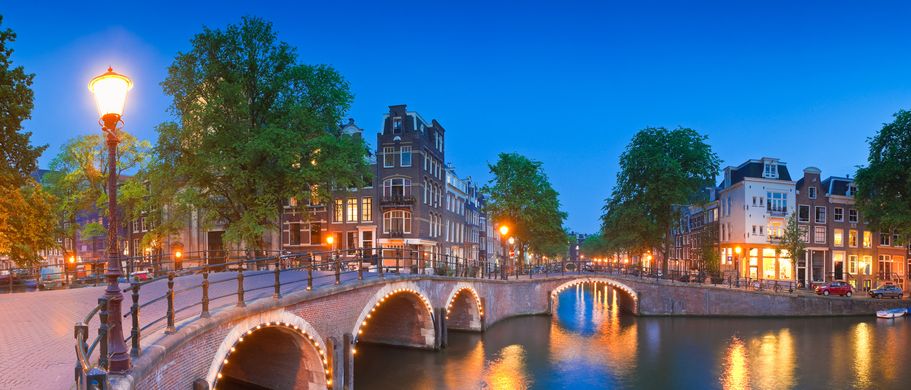 Romantisch beleuchtete Brücken an der Reguliersgracht