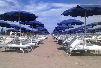 Hotel, Akiris