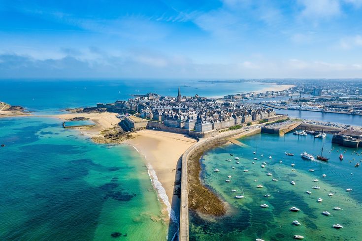 Luftaufnahme der historischen Festungsstadt Saint-Malo in der Bretagne, umgeben vom Meer, mit Hafen und Stränden.