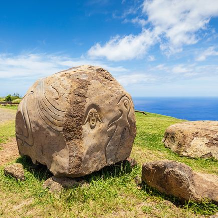  Sieben Moai-Statuen, riesige Steinskulpturen, stehen auf einem Ahu (Zeremonialplattform) auf der Osterinsel, Rapa Nui Nationalpark, vor dem weiten blauen Pazifik.