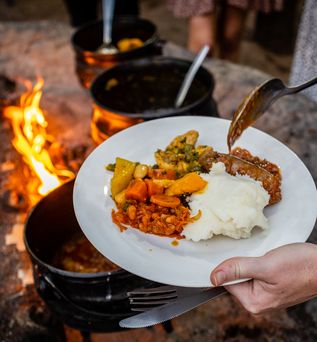 Afrikanisches Essen am Lagerfeuer