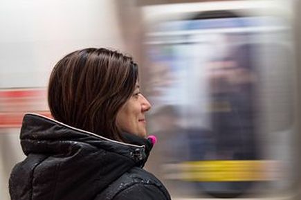 West Canada Rundreise Frau in U-Bahn