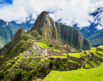 Blick von oben auf das Gelände des Machu Picchu, Peru