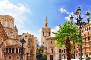 Der Platz der Jungfrau in Valencia, Spanien, mit einer Kathedrale und einem Brunnen.