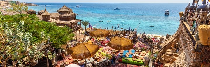 Blick übere souk in Ägypten auf das Meer