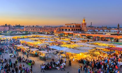 Blick von oben auf den großen Markt von Marrakesch
