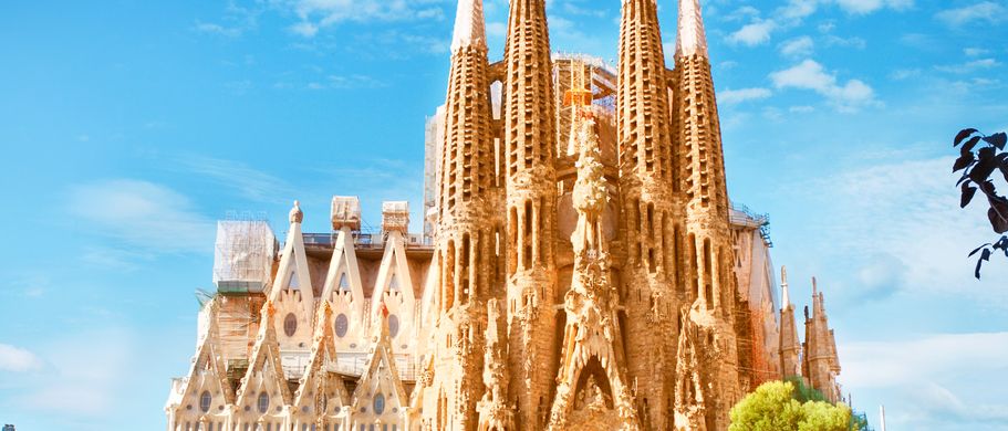 Die Sagrada Família in Barcelona, eine große, unvollendete Basilika mit imposanten Türmen.