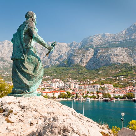 Cluburlaub Dalmatien Istrien Statue in der Bucht von Makarska