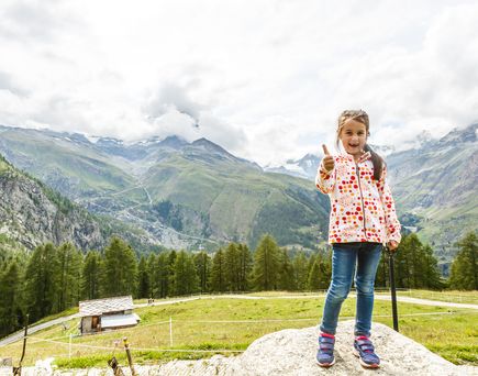 Kind in den alpen