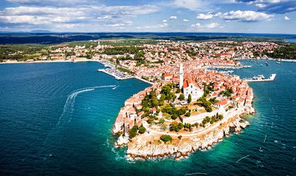 Eine Luftaufnahme einer Küstenstadt mit einer Insel und dem Meer.