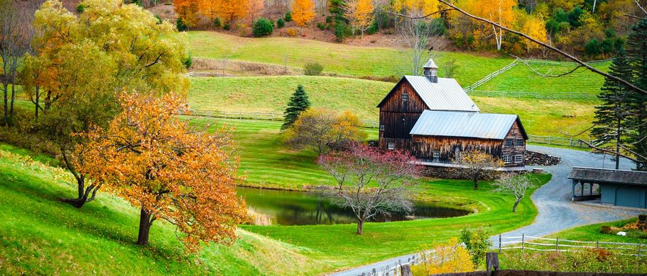 Farm und Wiesen im Herbst