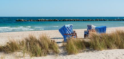 Blick auf weißen Strand