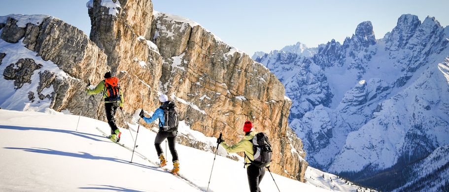 Ferienhaus Italien Urlaub Dolomiten Skifahrer im Gebirge