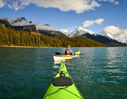 Mit dem Boot geht es durch den Jasper National Park 