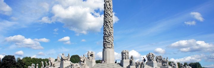 Blick auf den Vigelandpark in Oslo mit seinen Skulpturen.