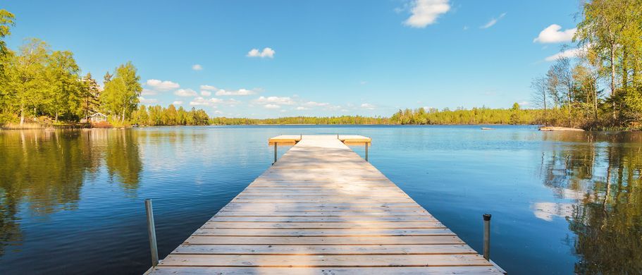Ferienhaus Urlaub Schweden Steg an einem sonnigen See