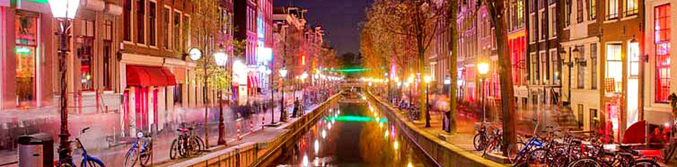  Das Amsterdamer Rotlichtviertel, hier auf dem Oudekennissteeg am Oudezijds Achterburgwal Kanal