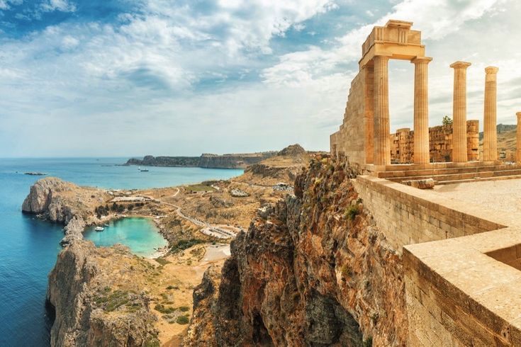 Die Akropolis von Lindos auf Rhodos, Griechenland, auf einem Felsen.