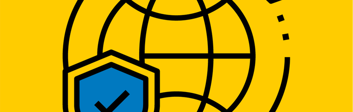 Ein gelbes Symbol, das einen Globus mit einem Schutzschild darstellt, daneben der Schriftzug "Travel Risk Management" in schwarzer Schrift.