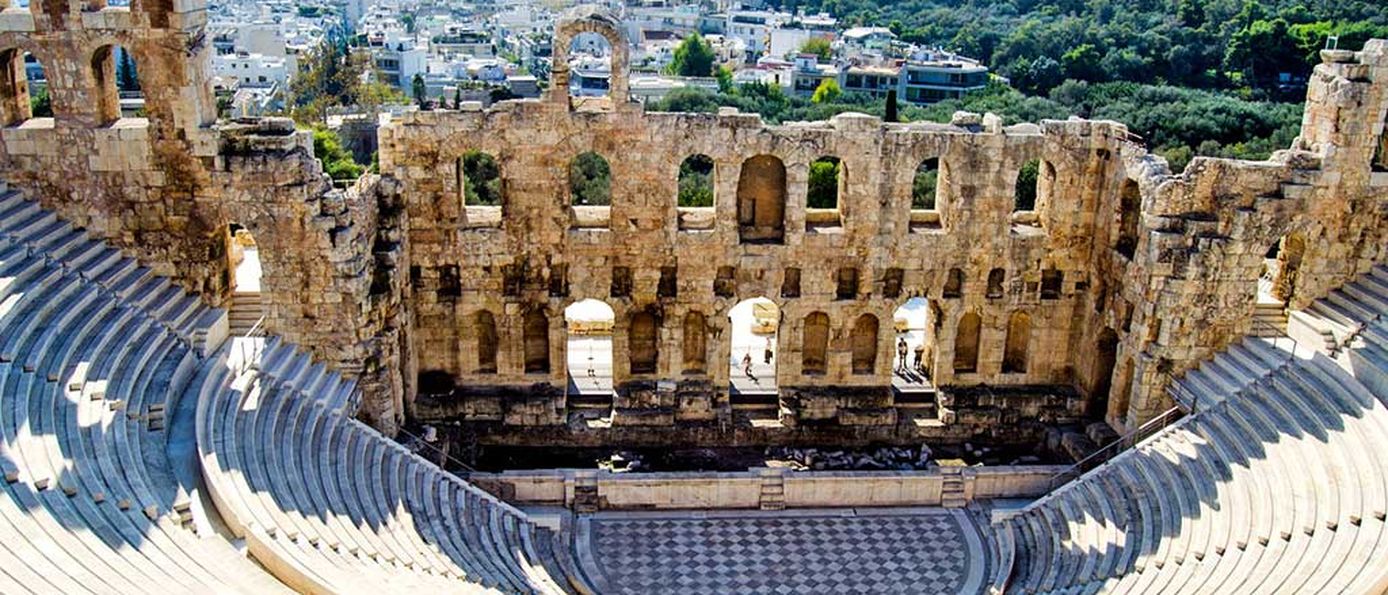  Das Odeon des Herodes Atticus unter den Ruinen der Akropolis.
