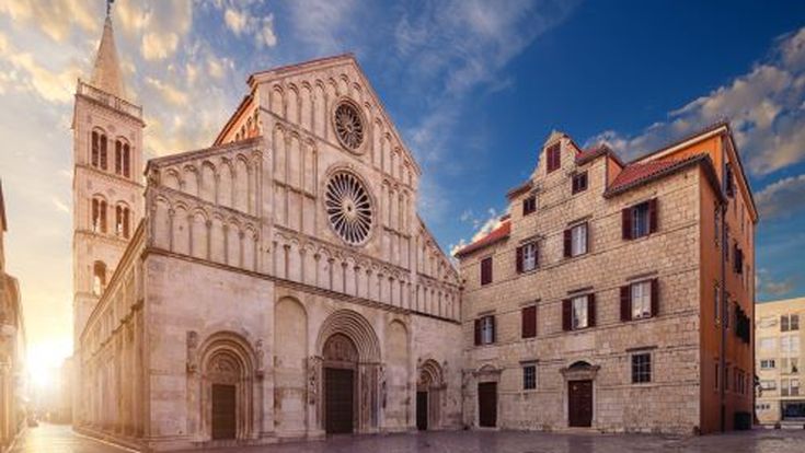 Eine Kathedrale mit einer imposanten Fassade.