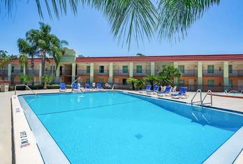 Hotel, Clarion Inn & Suites