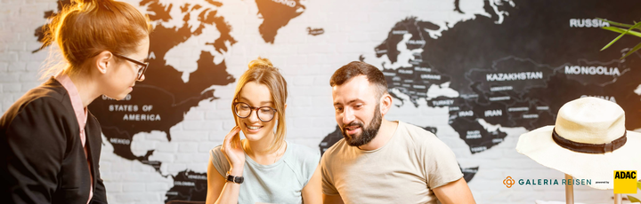 Paar wird im Reisebüro beraten 
