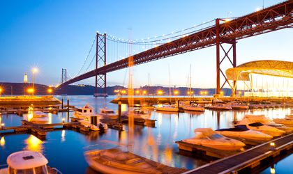Städtereisen Sightseeing und Meer Hafen und Brücke in Lissabon