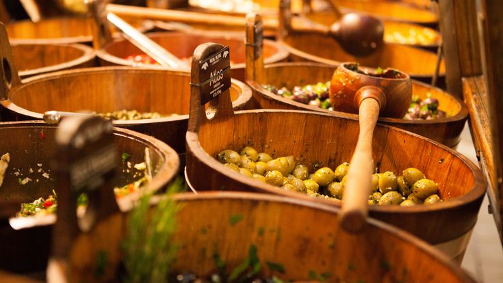Ein Marktstand mit vielen verschiedenen Gewürzen und Speisen.