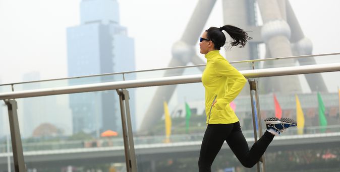 Frau beim Lauf des Marathons durch Chicago