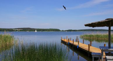 Blick auf einen See mit Steg