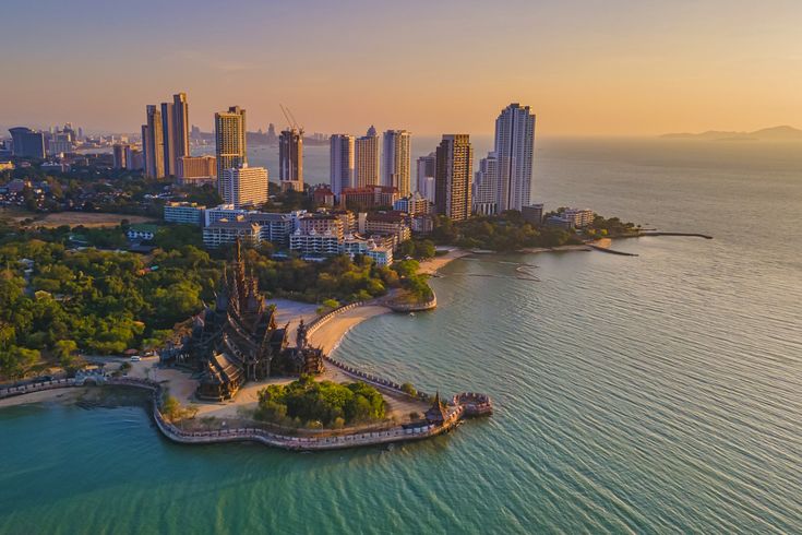 Heiligtum der Wahrheit, Pattaya, Thailand, Holztempel am Meer bei Sonnenuntergang am Strand von Pattaya