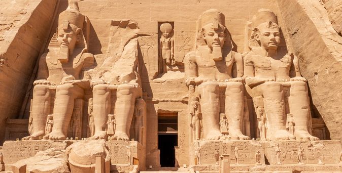Die imposante Fassade des Großen Tempels von Abu Simbel, der in den Fels gehauen ist und vier kolossale sitzende Statuen zeigt.